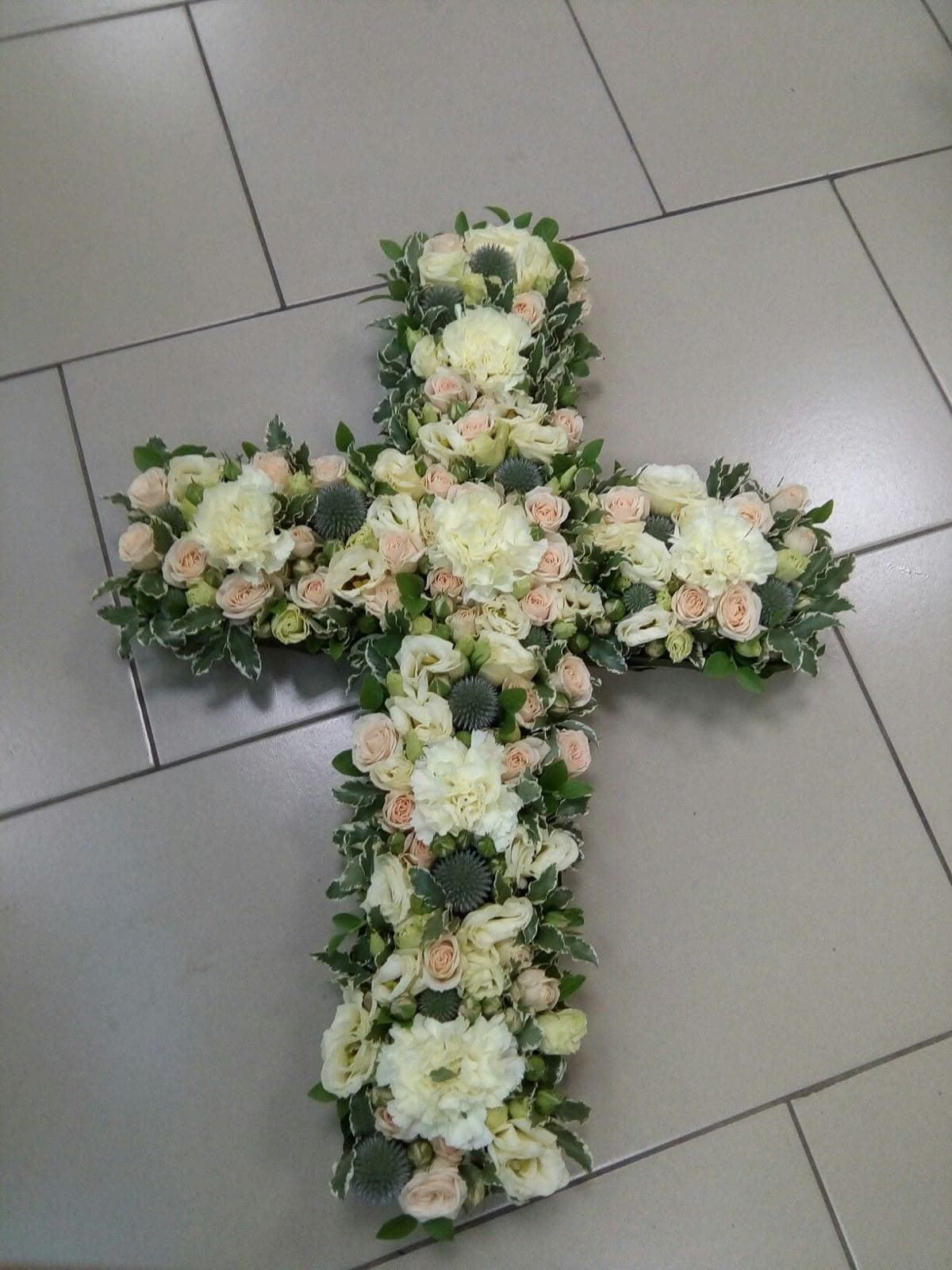 Cruz funeraria en blancos o tonos pastel - Imagen 1