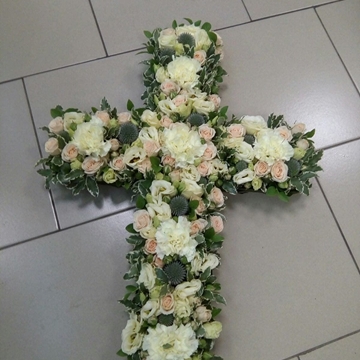 Cruz funeraria en blancos o tonos pastel - Imagen 1