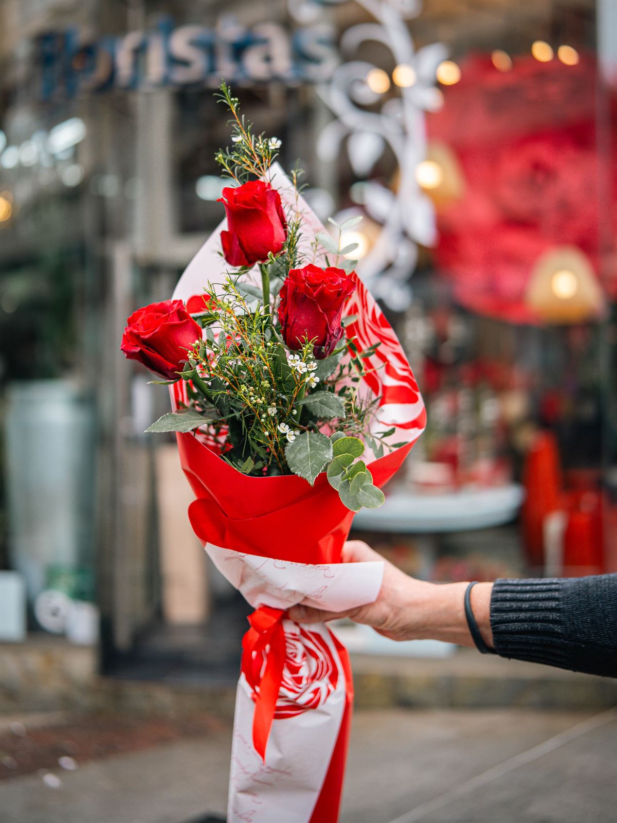 Ramo de 3 rosas rojas - Imagen 3