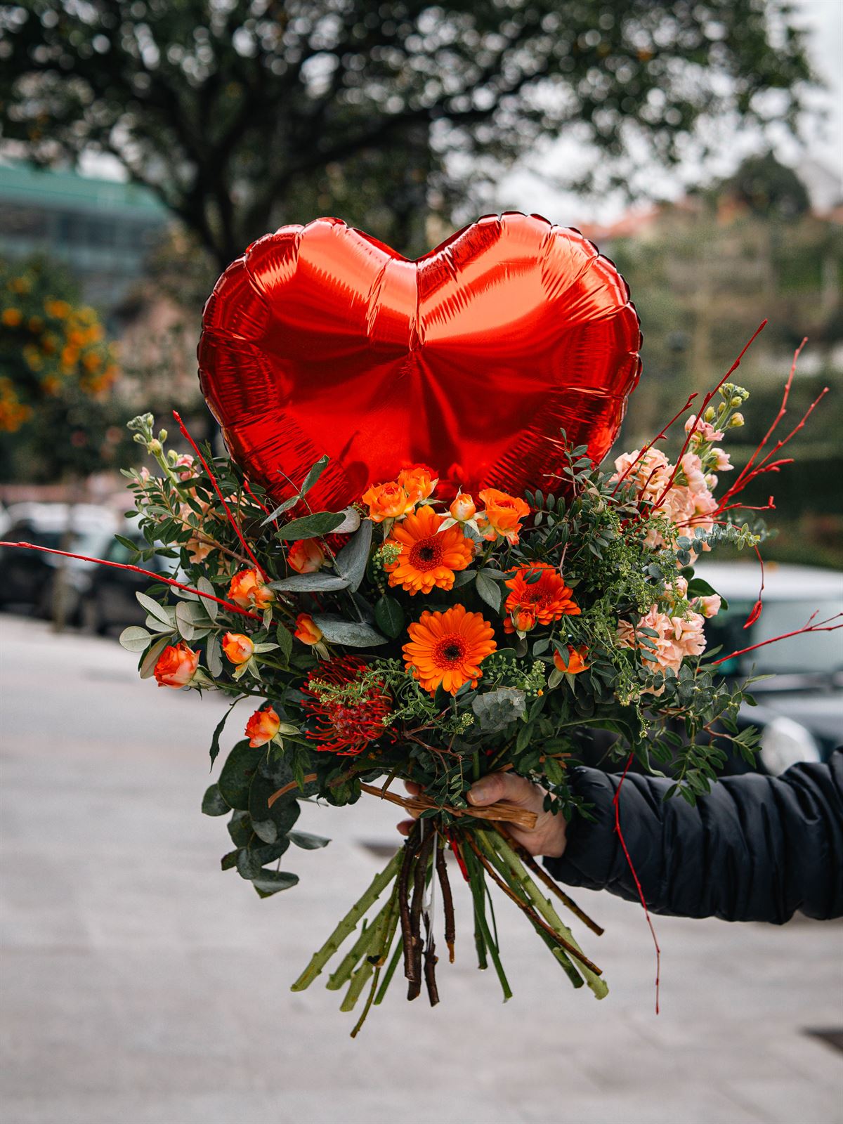 Ramo de flores variadas con globo - Imagen 1