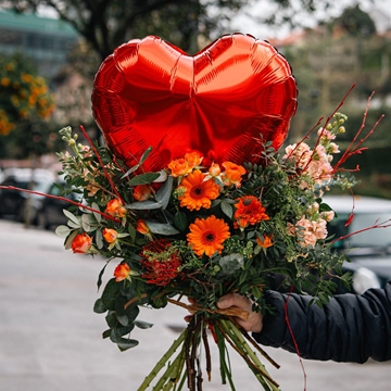 Ramo de flores variadas con globo - Imagen 1
