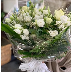 Ramo de Rosas y flores tonos blancos. - Imagen 1