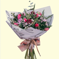 Ramo de tulipanes con flores variadas - Imagen 1