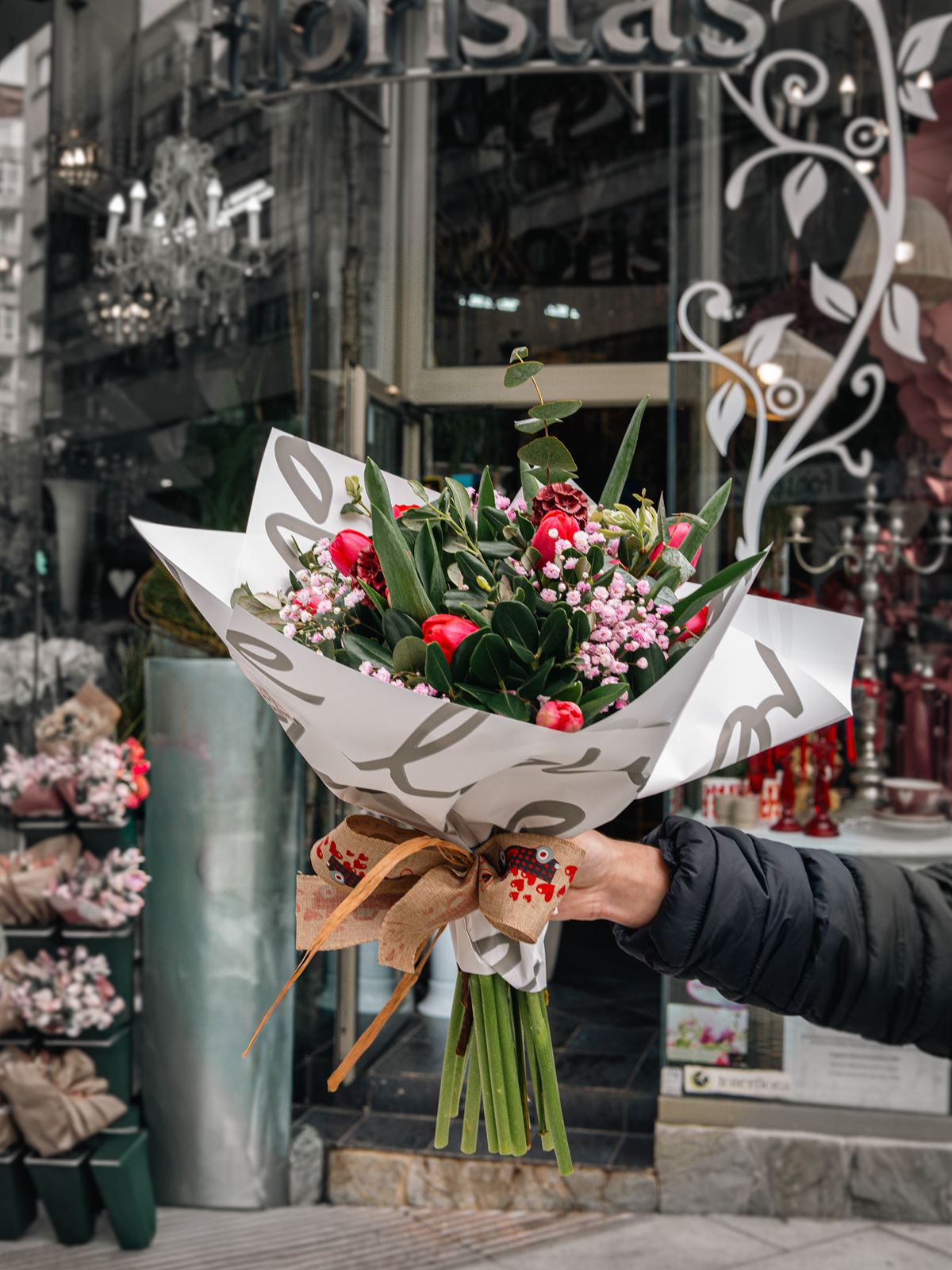 Ramo de tulipanes con flores variadas - Imagen 2