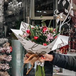 Ramo de tulipanes con flores variadas - Imagen 2